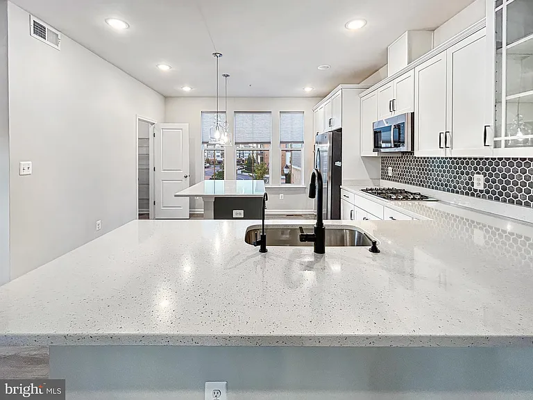 414 Matlock Ln — Photo 5