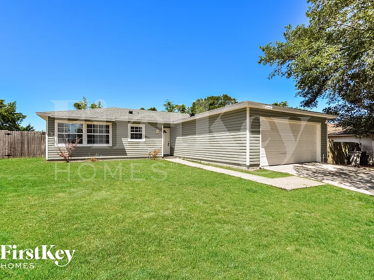 121 Summerset Dr — Photo 1