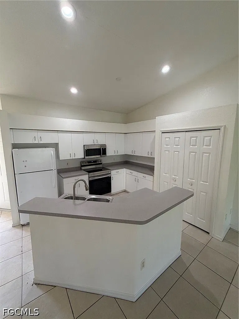 2 bed, 2.0 bath, 1072 sqft, $1,395 — Photo 2
