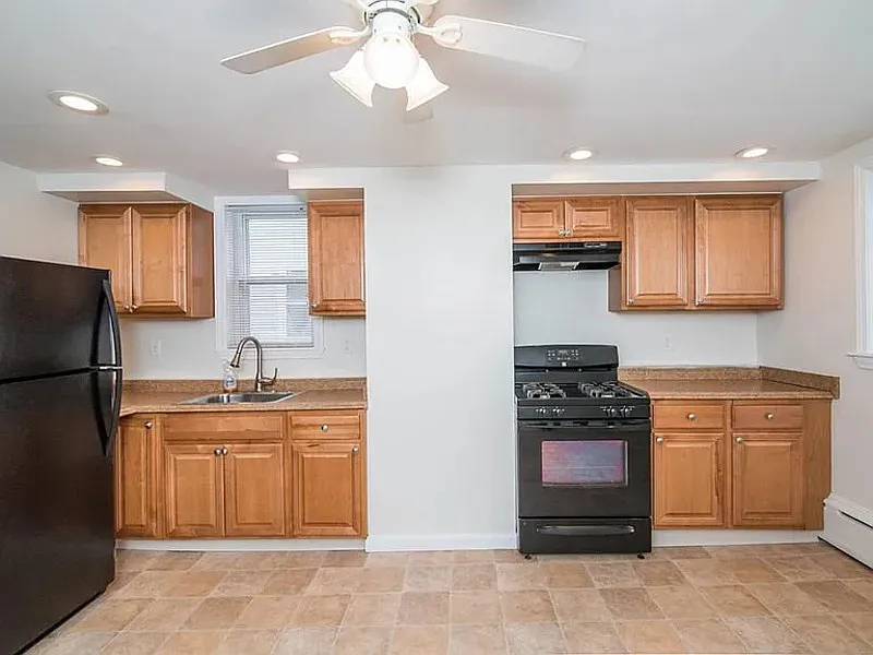2 bed, 1.0 bath, 900 sqft, $2,184 — Photo 3