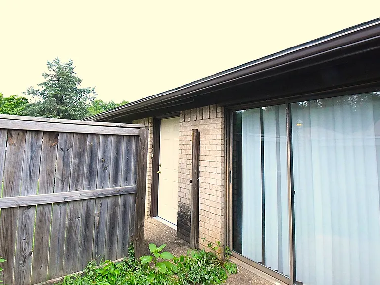 102 Parklane Dr — Photo 3