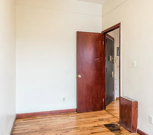 206 Scholes St #13 — Photo 12