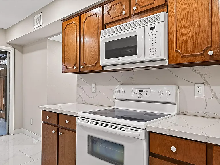6649 De Moss Dr #649 — Photo 11
