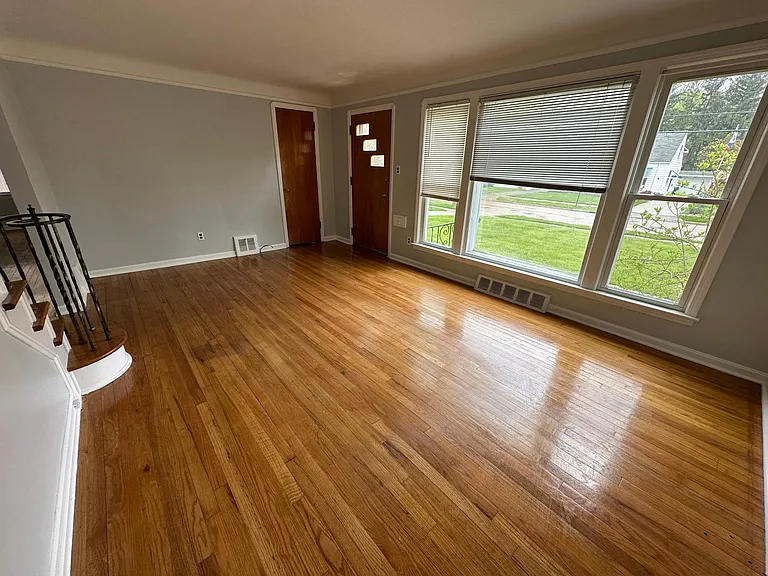 15215 Schuyler Ave — Photo 5
