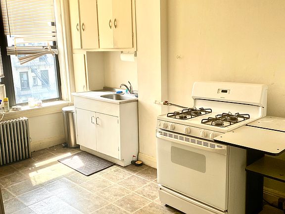 3rd image of 807 Willow Ave #4