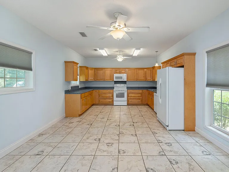 322 Crescent Dr — Photo 16