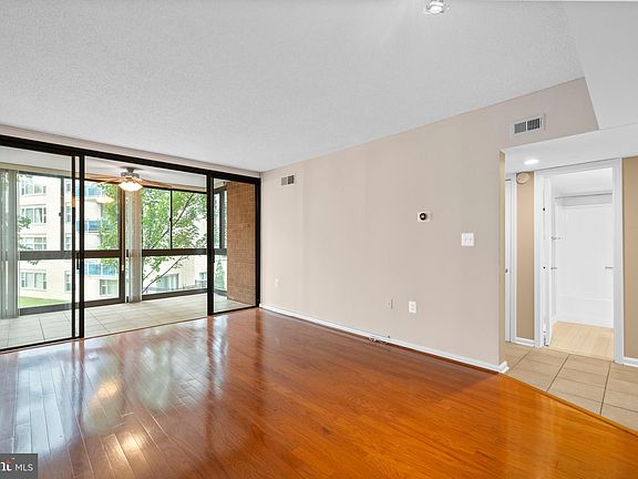 5th image of 1001 N Randolph St APT 221
