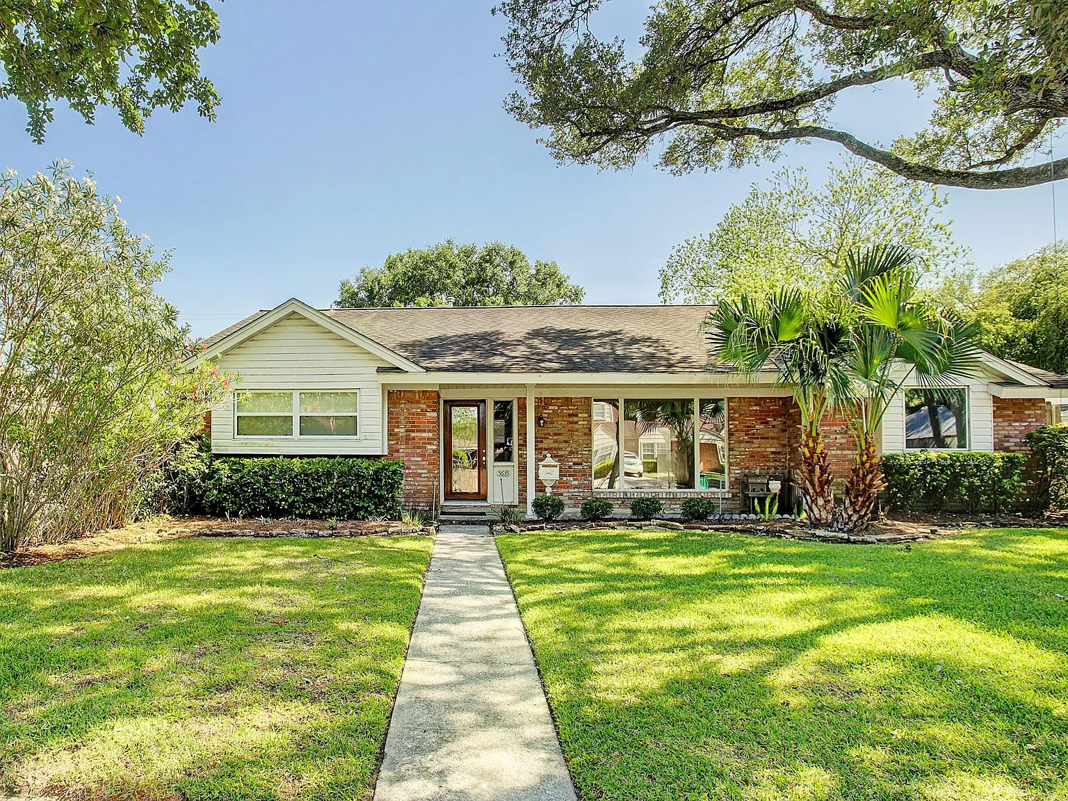 3 bed, 2.5 bath, 2525 sqft, $2,750 — Photo 1