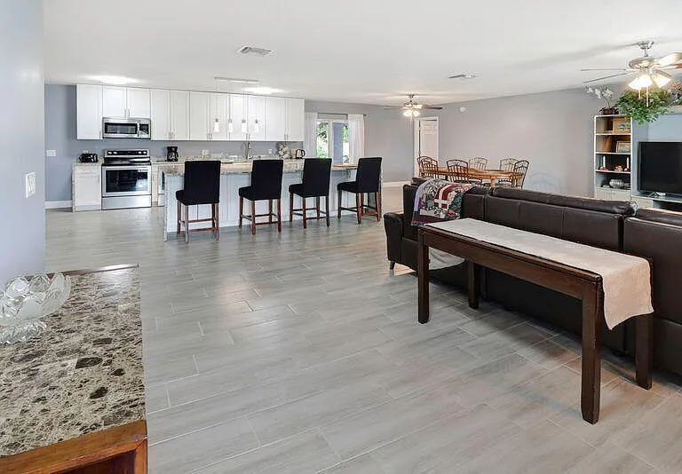 615 NE 15th Pl — Photo 9