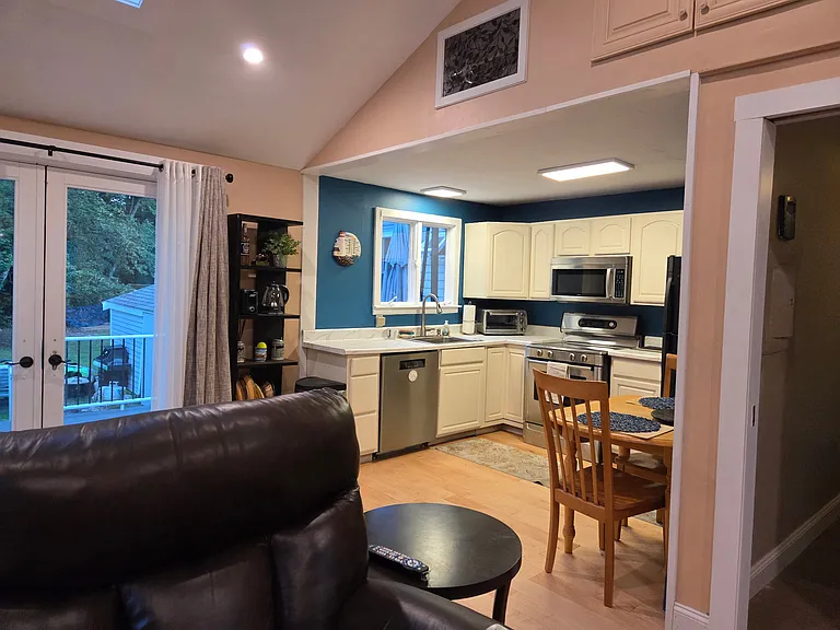 114 Old Oaken Bucket Rd #B — Photo 5