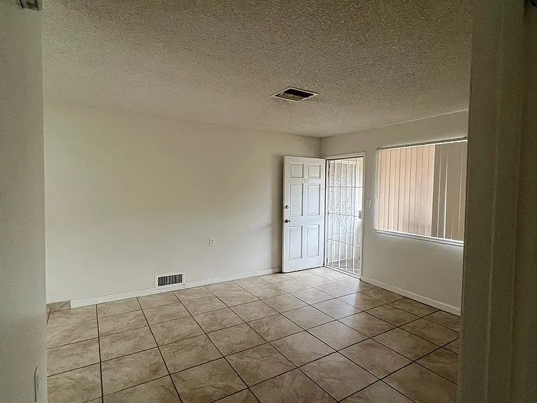 3041 E Hammond Ave #105 — Photo 6