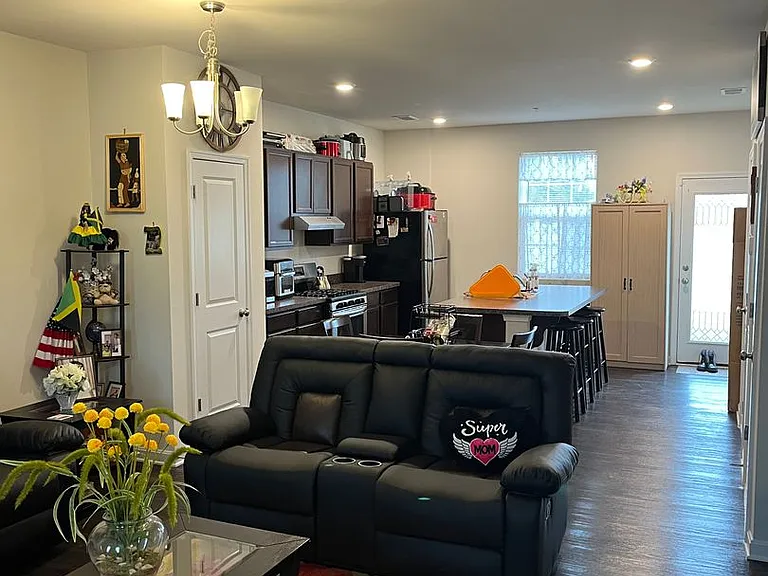 1945 Graymount Way — Photo 3