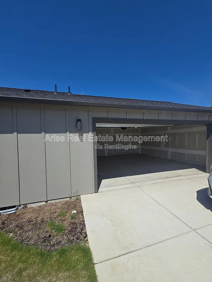 3 bed, 2.0 bath, 1677 sqft, $2,199 — Photo 4