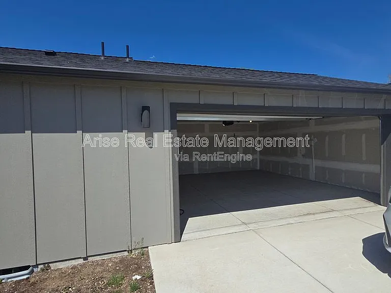 652 NE McCampbell St — Photo 4