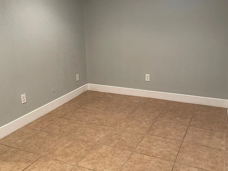 1050 E Fairmount Ave #10 — Photo 7