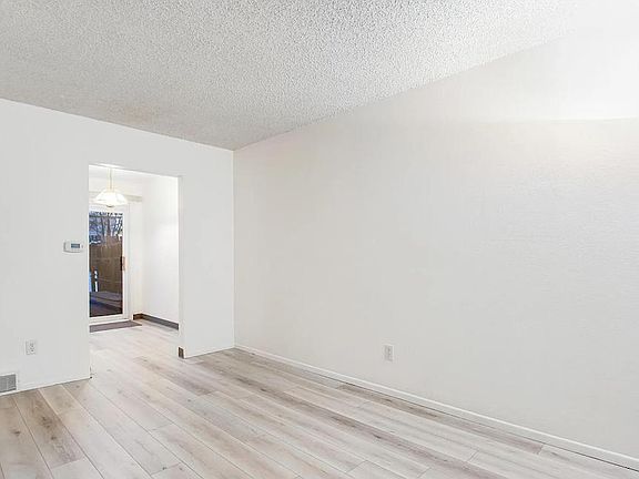 5th image of 602 W Oak St