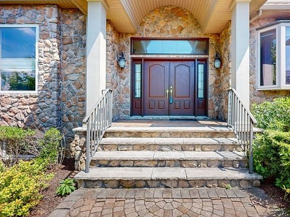 3rd image of 1 White Oak Ct