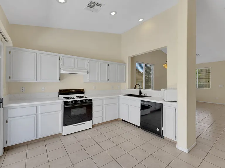 10356 Rocky Waters Ave — Photo 6