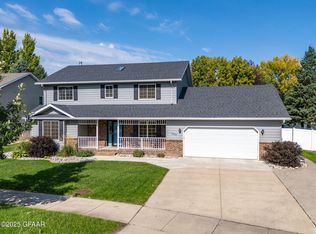 3166 Desert Star Ln, Grand Forks, ND 58201