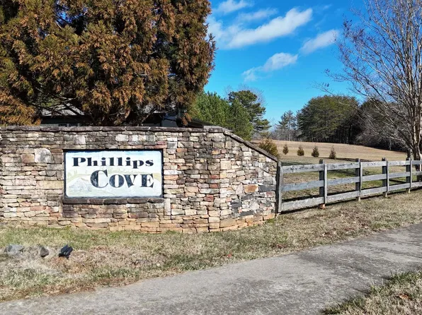 1472 Phillips Cove Dr, Hiawassee, GA 30546