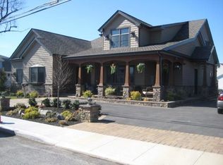 814 Pine Pl, Bellmore, NY 11710