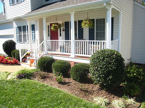 CHARMING COUNTRY FRONT PORCH