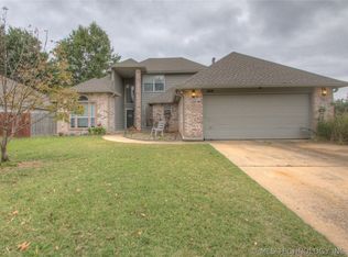 209 W Charleston Pl, Broken Arrow, OK 74011