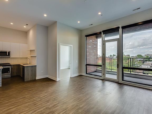 3rd image of 1023 N Ashland Ave Unit 203