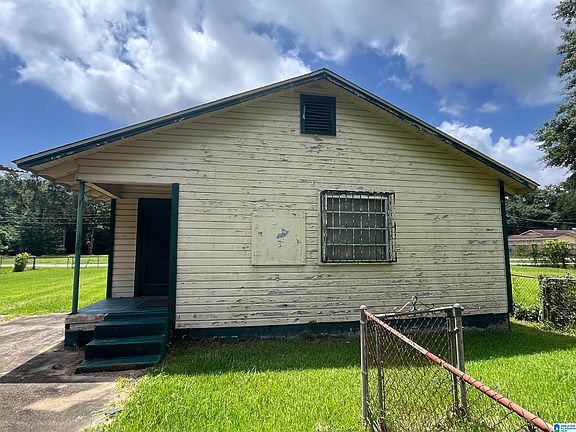 3rd image of 810 Young Ave