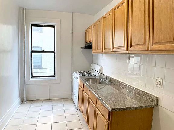 2nd image of 576 Parkside Ave #B8