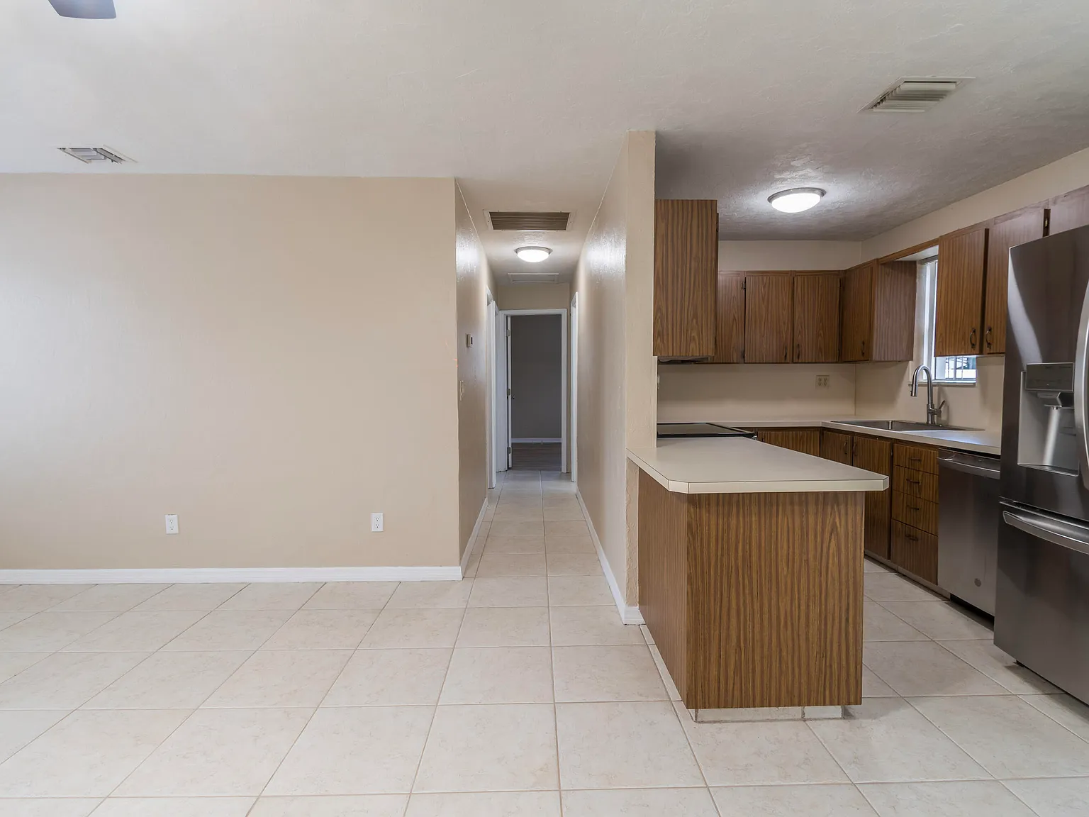 3 bed, 1.0 bath, 912 sqft, $2,800 — Photo 4