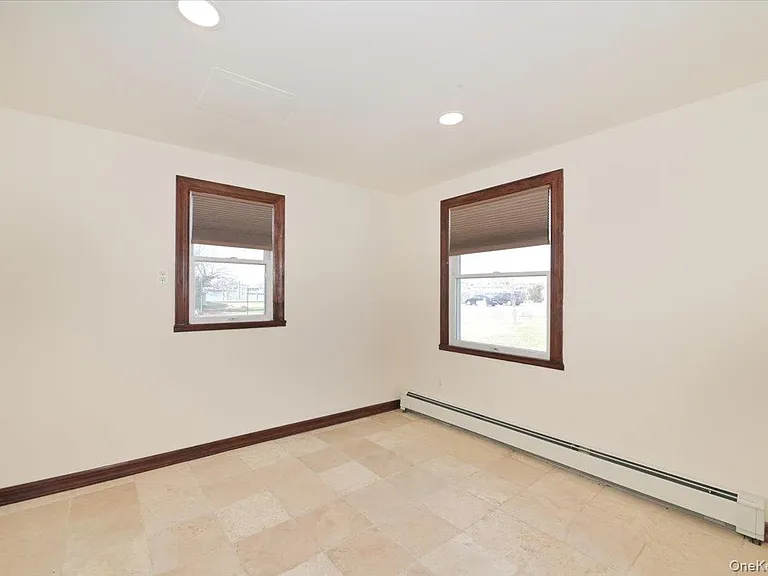 9 Cabot Rd W — Photo 18
