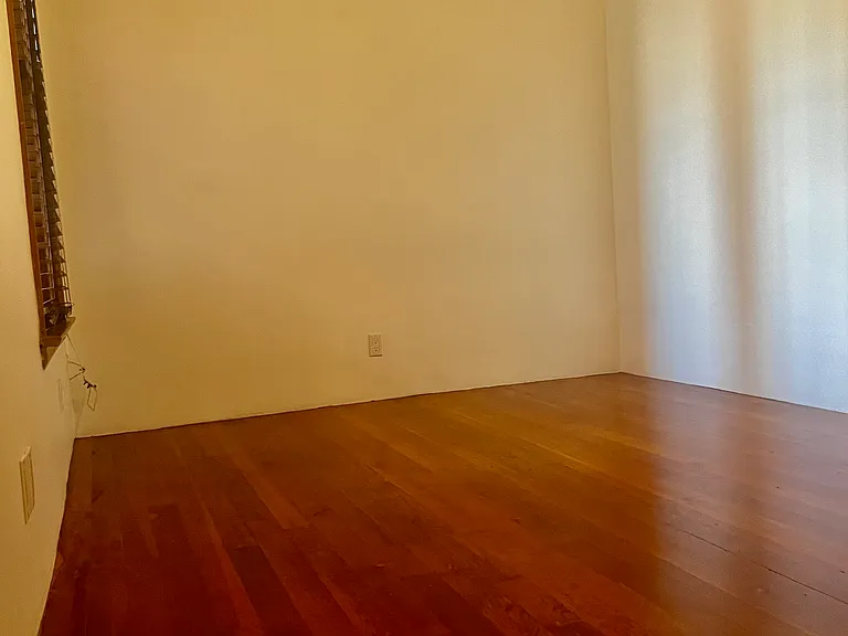 Burnside Apartments — Photo 15