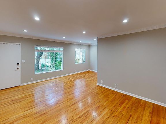 4th image of 3201 S Barrington Ave #B