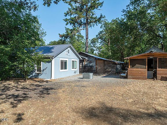 3rd image of 2524 Rockydale Rd