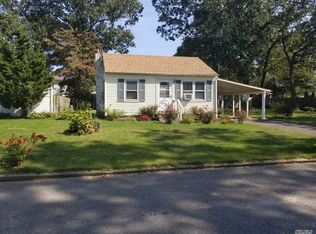 73 Chester St, Lake Grove, NY 11755
