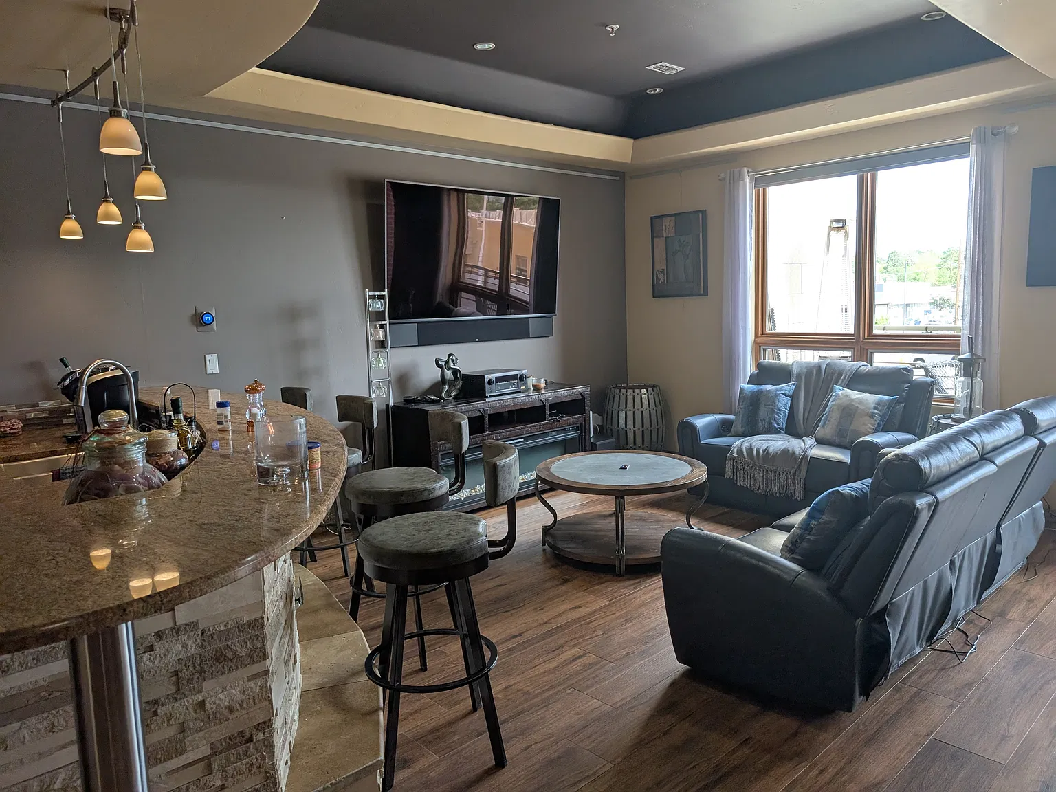 2 bed, 2.5 bath, 1600 sqft, $3,300 — Photo 2