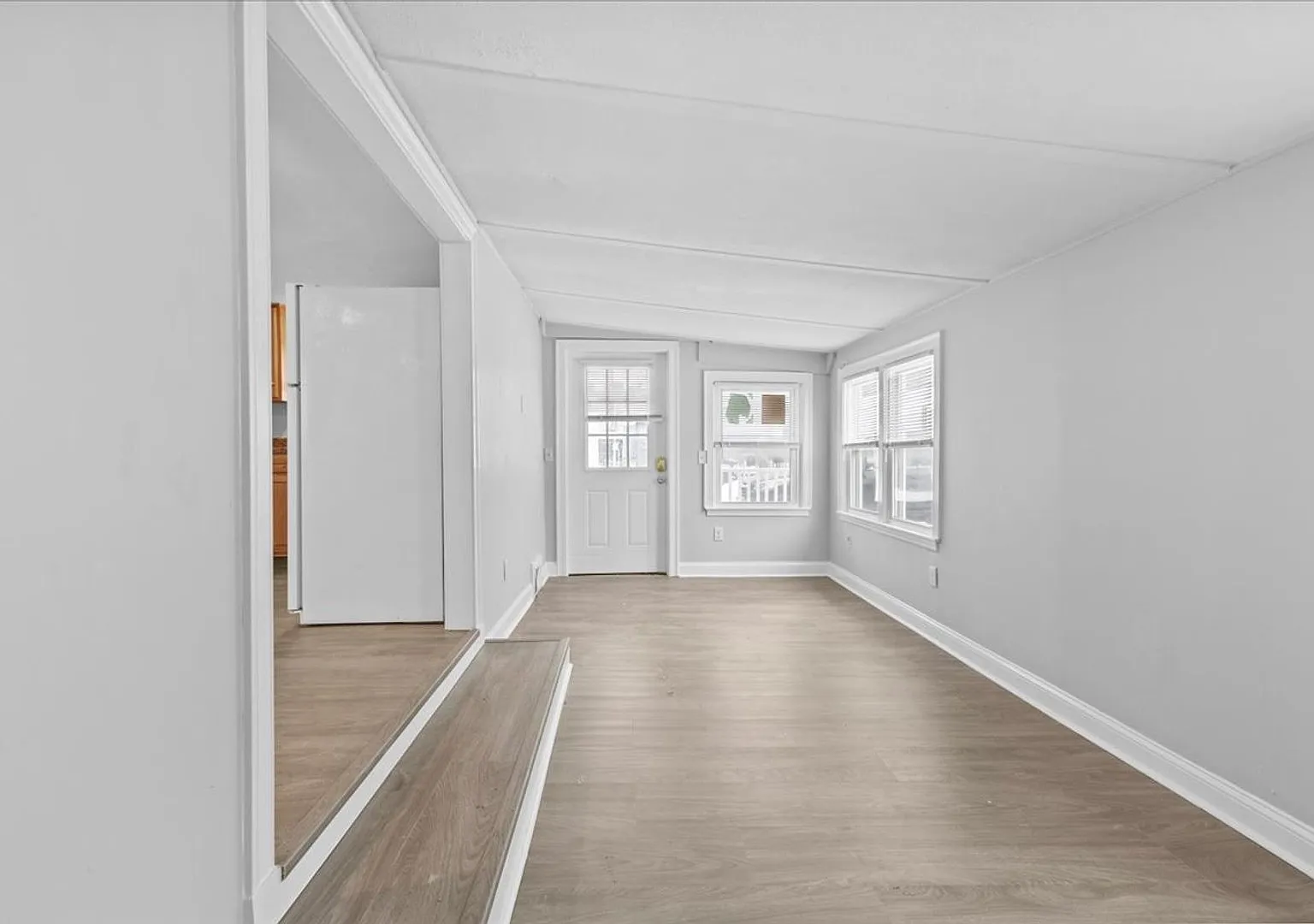 Newly Renovated 3 bedroom home in Burlington — Photo 4