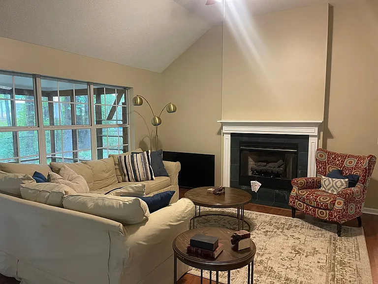 910 Crawford Cir — Photo 4