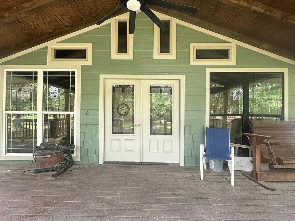 320 Lakeshore Loop