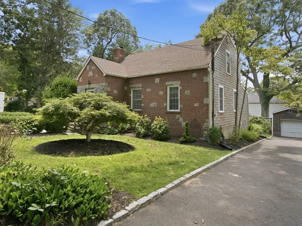 https://photos.zillowstatic.com/fp/115eb849cfebbf8acbb1406bd3e049fe-p_e.webp