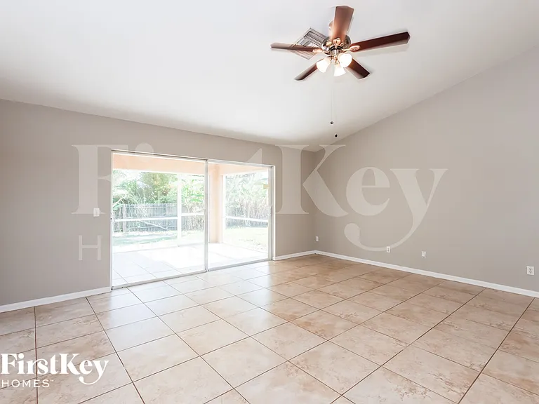 2719 NW 10th St — Photo 2