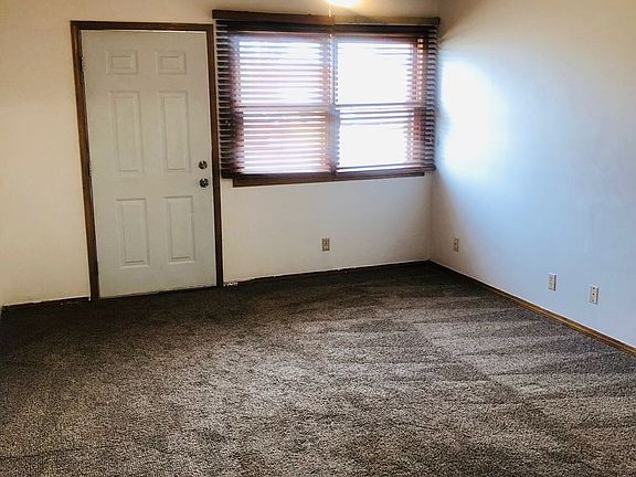 3rd image of 1302 Parkside Dr