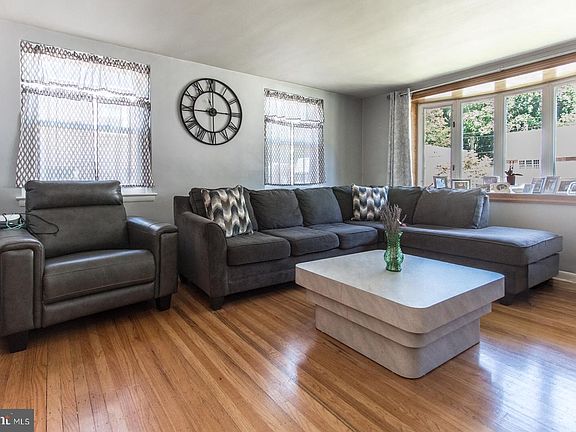 4th image of 8617 Alicia St