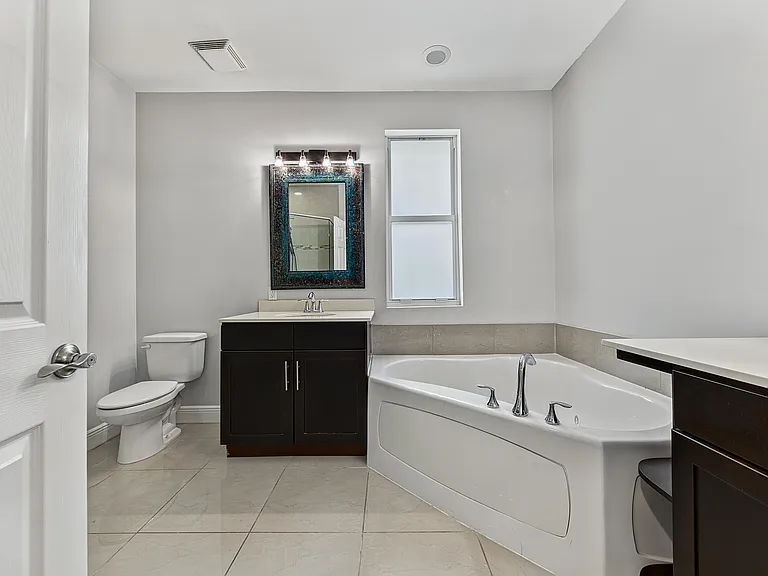 1135 NE 3rd Ave — Photo 31
