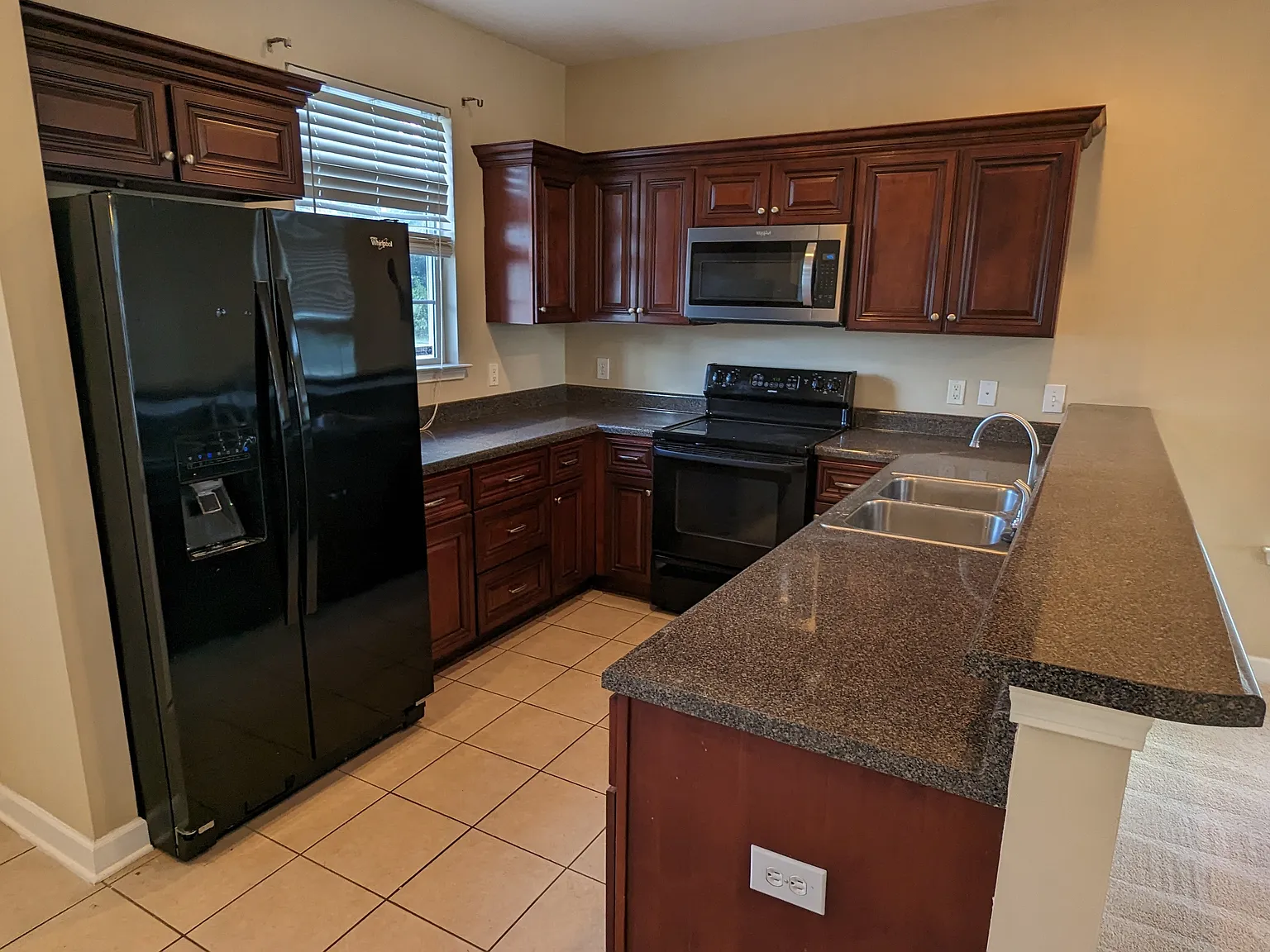 4 Bedrooms! — Photo 4