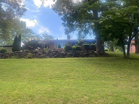 3rd image of 735 Everett Dr