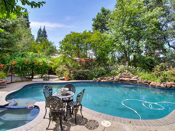2nd image of 8566 Le Parc Ct