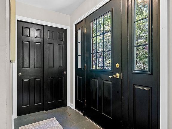 5th image of 19 Thornwood Dr