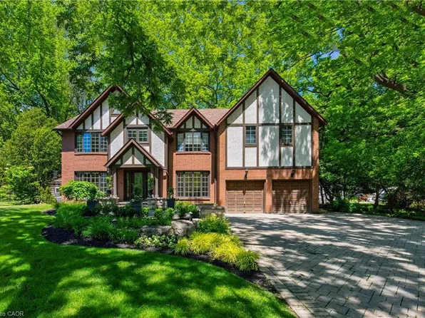 23 Lantern Ln, Dundas, ON L9H 6N9